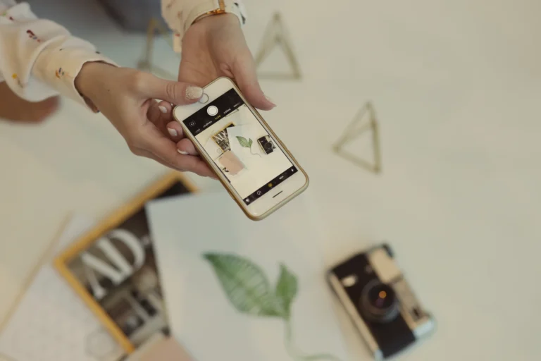 Representación de un Community Manager creando contenido