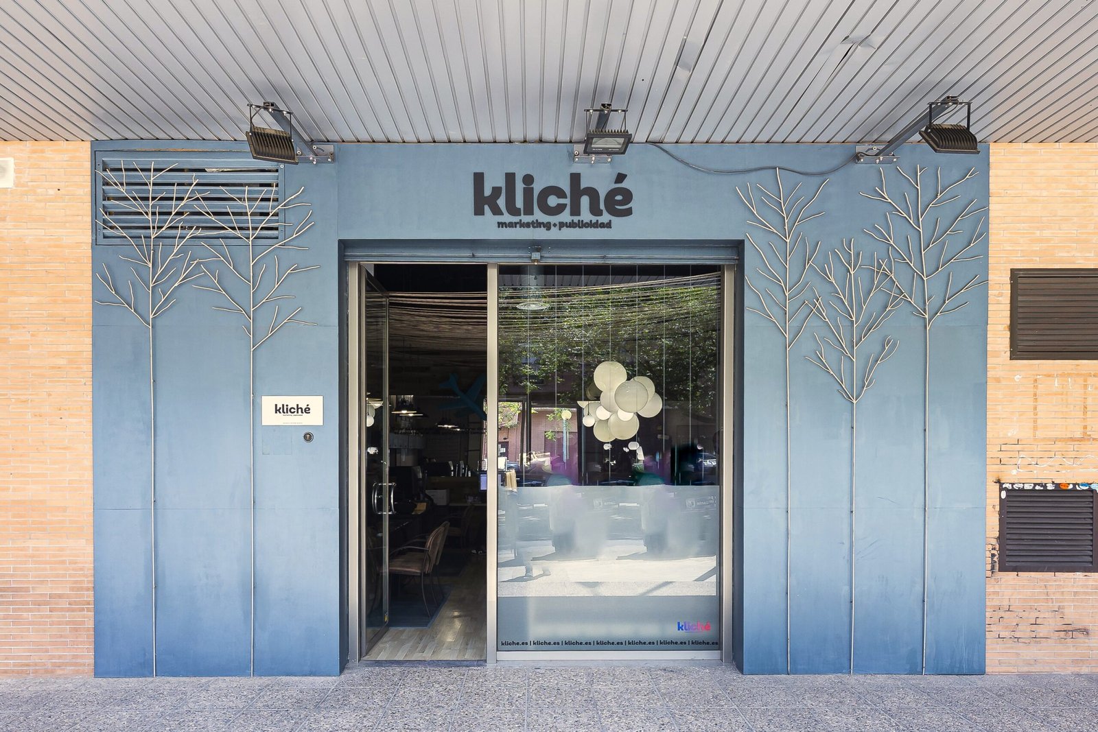 fachada de la oficina de kliché marketing y publicidad