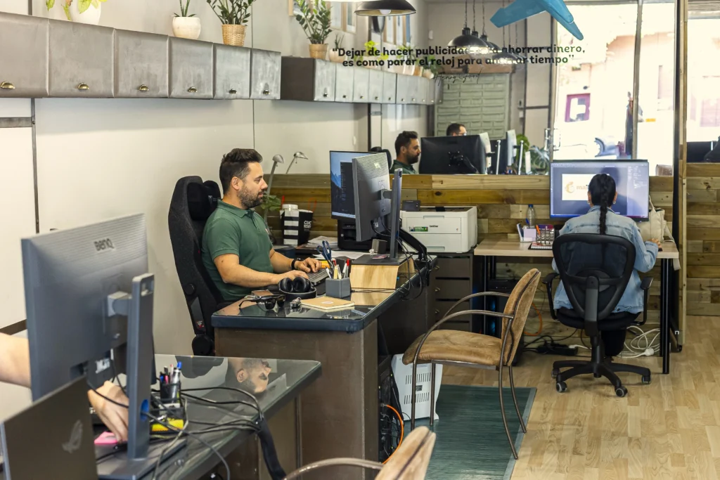 interior de la oficina de kliché marketing y publicidad