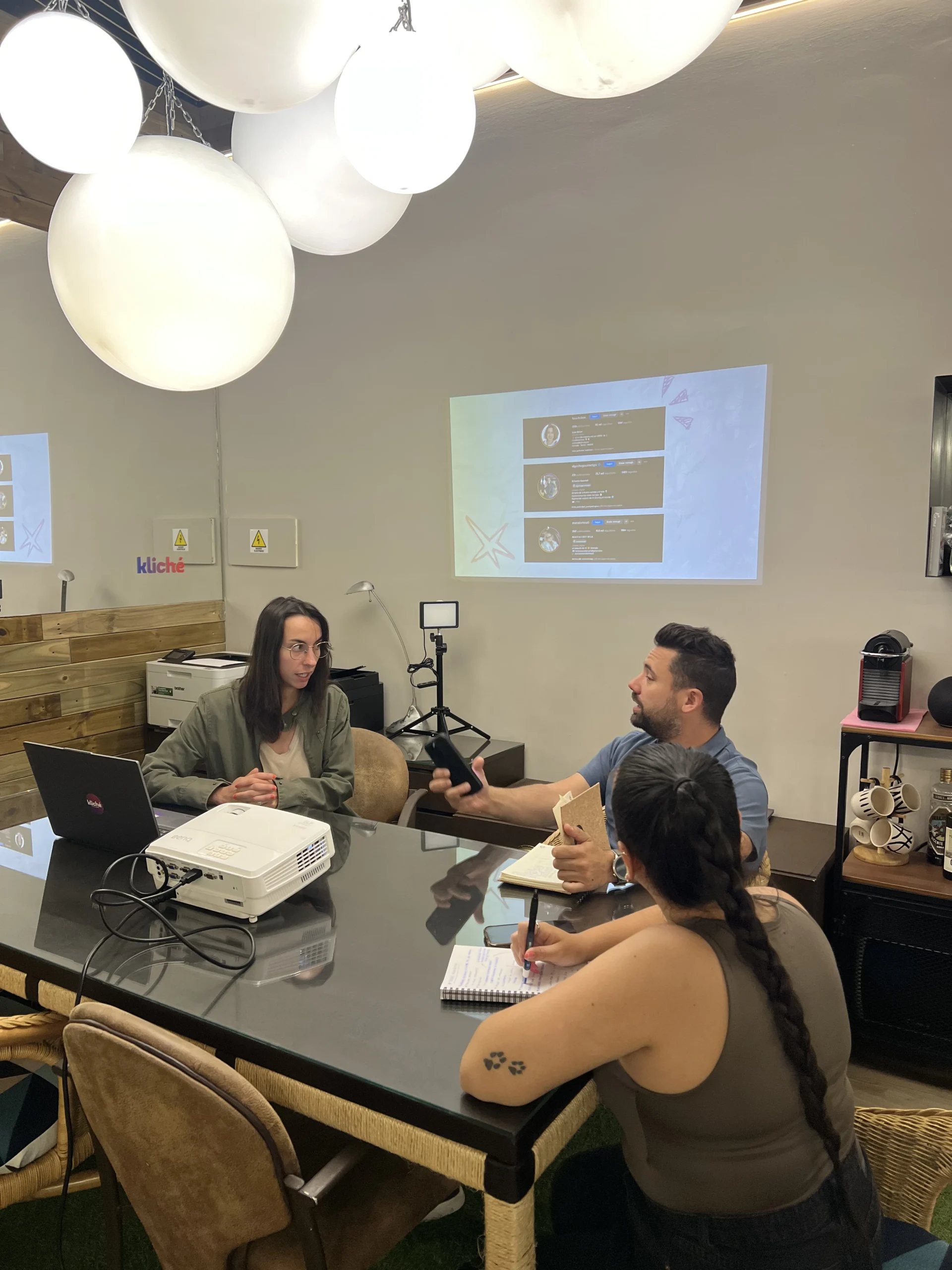 equipo creativo de kliché en una reunión de planificación