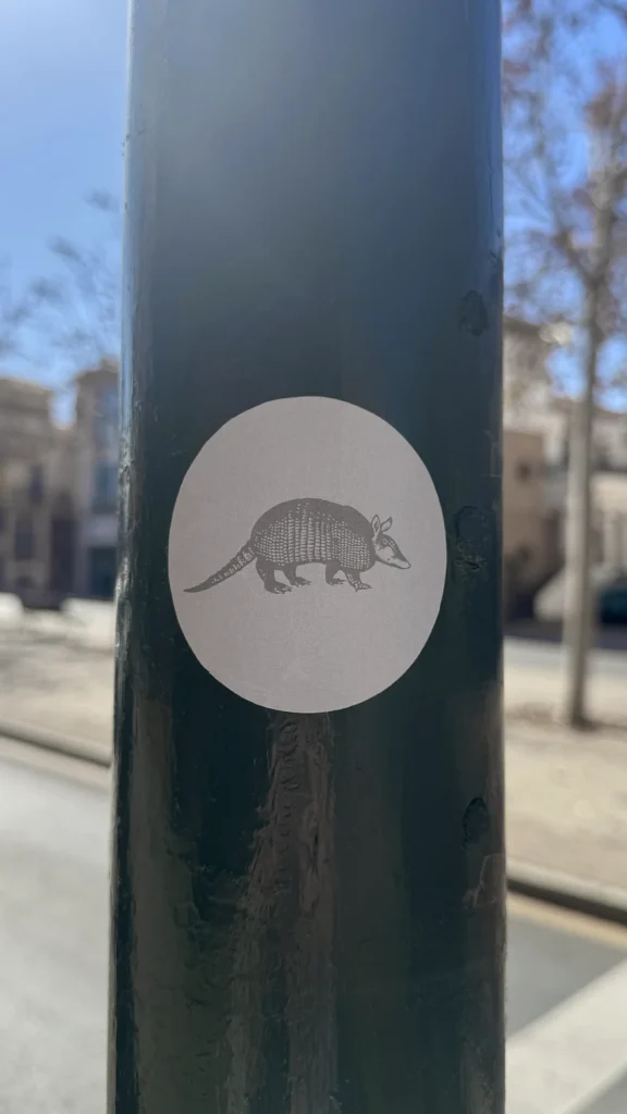 Pegatina de El Bicho que Picó al Tren desarrolla por Kliché Marketing y Publicidad