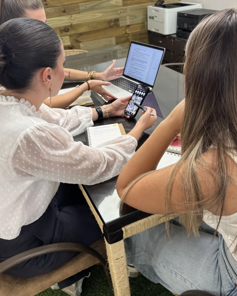 Reunión de estrategia de marketing y ventas por Kliché Marketing y Publicidad - Servicios de marketing en Granada- Agencia de marketing en Sevilla