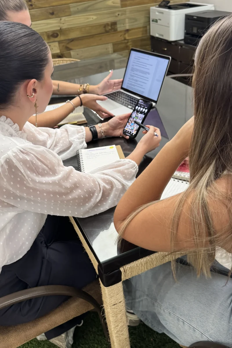 Reunión de estrategia de marketing y ventas por Kliché Marketing y Publicidad - Servicios de marketing en Granada- Agencia de marketing en Sevilla