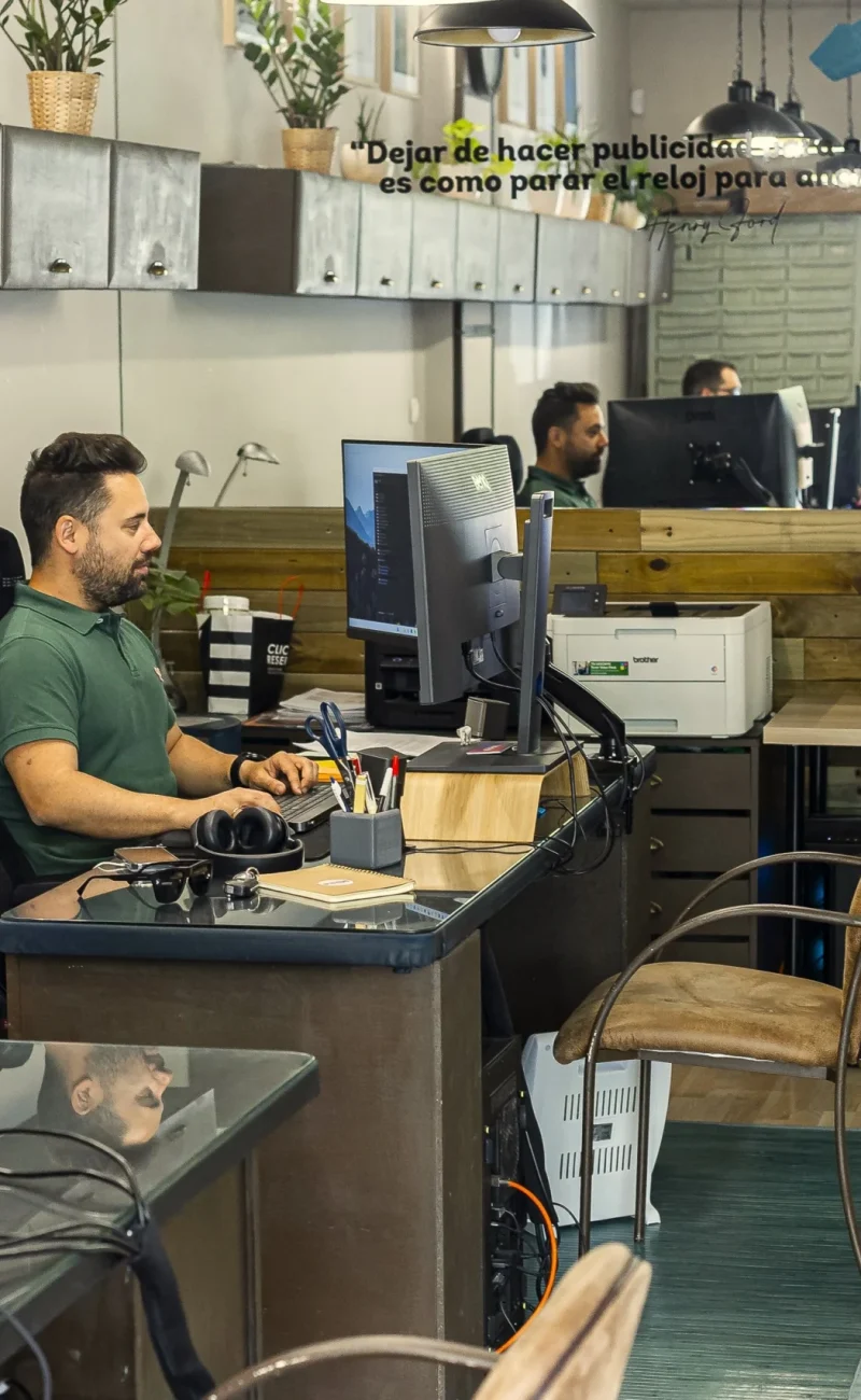 interior de la oficina de kliché marketing y publicidad - Agencia de marketing en Granada