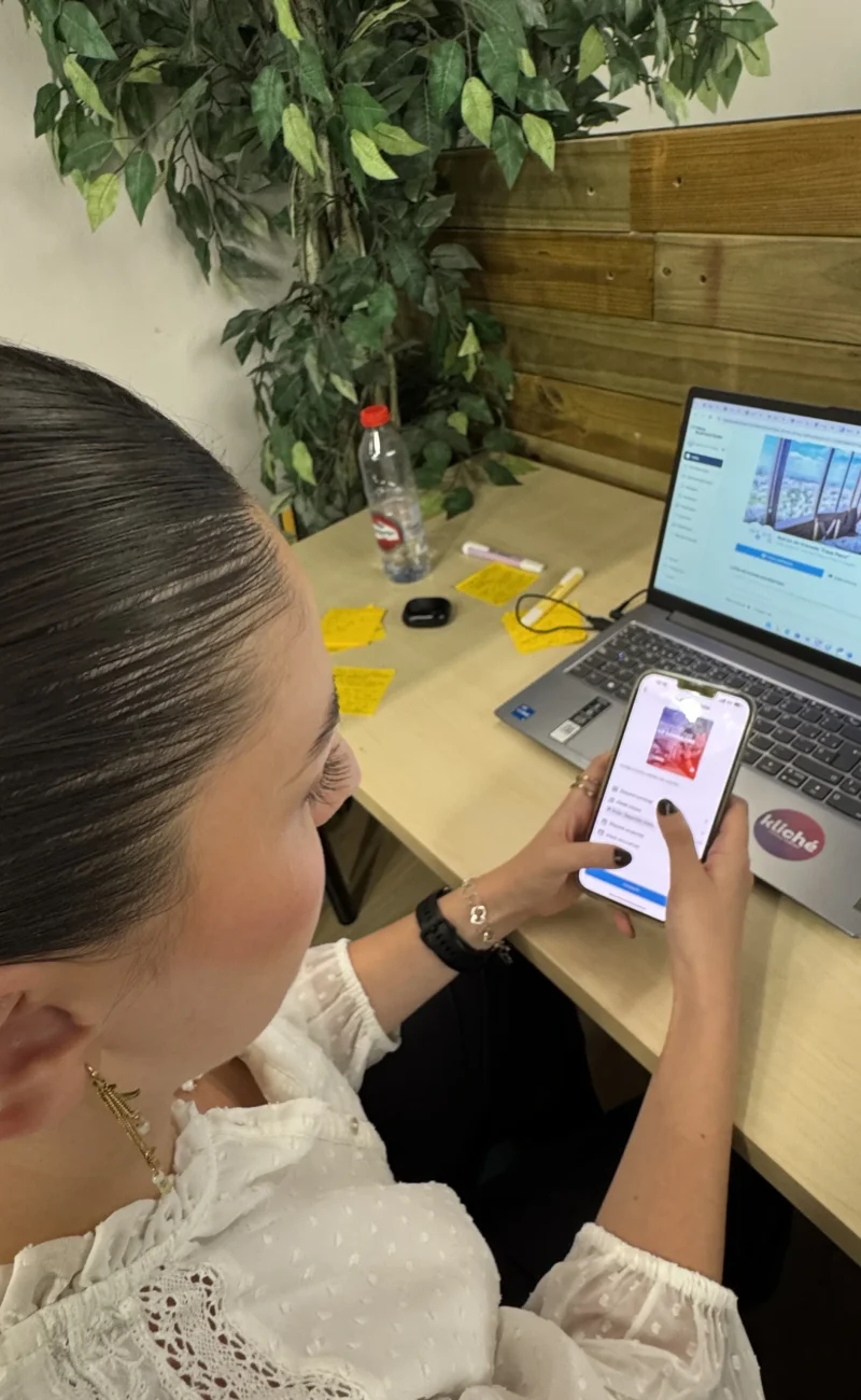 community manager de kliché trabajando en el perfil de uno de nuestros clientes