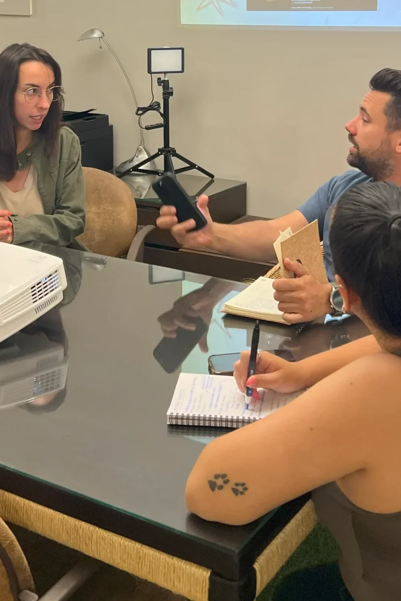 Equipo de Kliché Marketing y Publicidad en una reunión de redes sociales