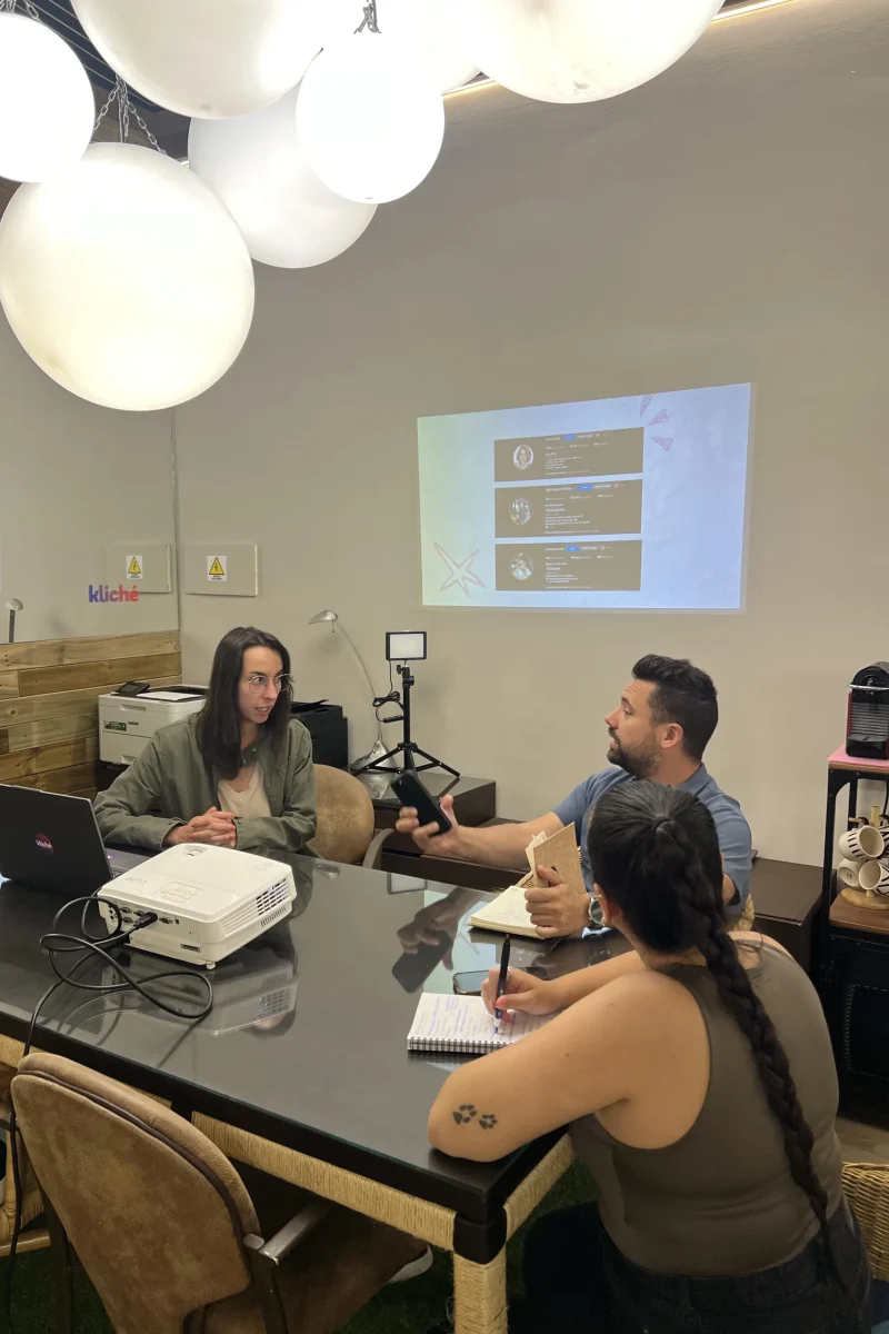 equipo creativo de kliché en una reunión de planificación - Agencia de marketing digital